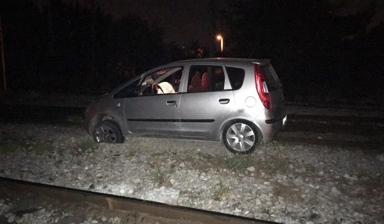 Συνέβη στις Αχαρνές: Μεθυσμένος οδήγησε στις γραμμές του τρένου (φωτο)