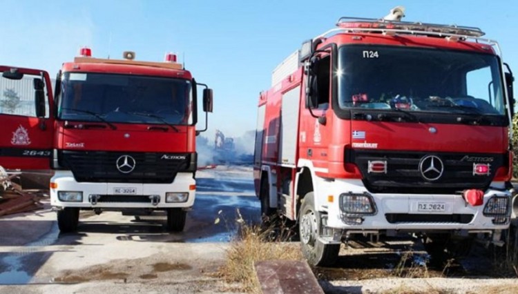 Πυρκαγιά σε συνεργείο στην Αγία Παρασκευή – Επεκτάθηκε σε διαμέρισμα