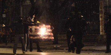 Εντοπίστηκε ο δράστης που είχε κάψει την ελληνική σημαία στο Πολυτεχνείο