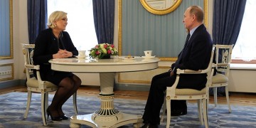 Αιφνιδιαστικά στη Μόσχα η Λεπέν – Συναντήθηκε με τον Πούτιν