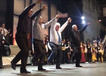 Παλικάρια με… άσπρα μαλλιά διδάσκουν πώς χορεύεται ο πυρρίχιος! (βίντεο)