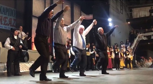 Παλικάρια με… άσπρα μαλλιά διδάσκουν πώς χορεύεται ο πυρρίχιος! (βίντεο)