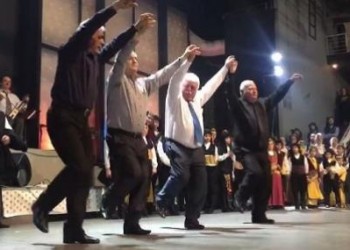 Парни ...с седыми волосами учат танцевать древнегреческую Серру (видео)