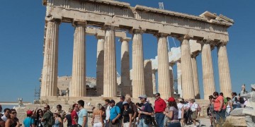 30 εκατ. τουρίστες αναμένονται στην Ελλάδα