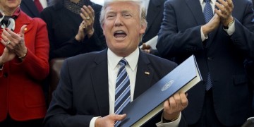 ΗΠΑ: F-16 αναχαίτισε αεροσκάφος που πετούσε πάνω από το γήπεδο γκολφ του Τραμπ