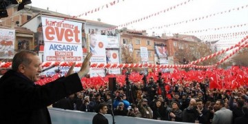 Kόκκινο από το Παρίσι στην επιστροφή της θανατικής ποινής στην Τουρκία