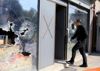 Επίθεση με βαριοπούλες σε γραφεία της ΧΑ στη Μεσογείων