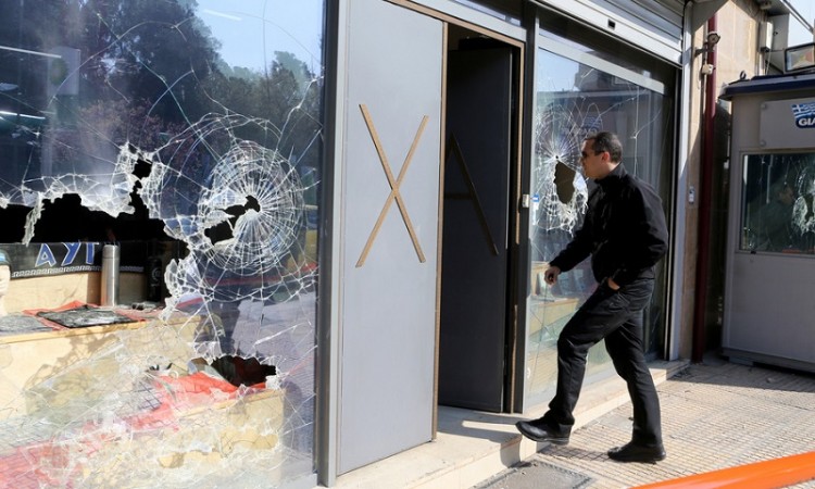 Επίθεση με βαριοπούλες σε γραφεία της ΧΑ στη Μεσογείων