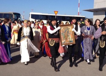 Благодатный Огонь в аэропорту Афин встретят понтийские греки