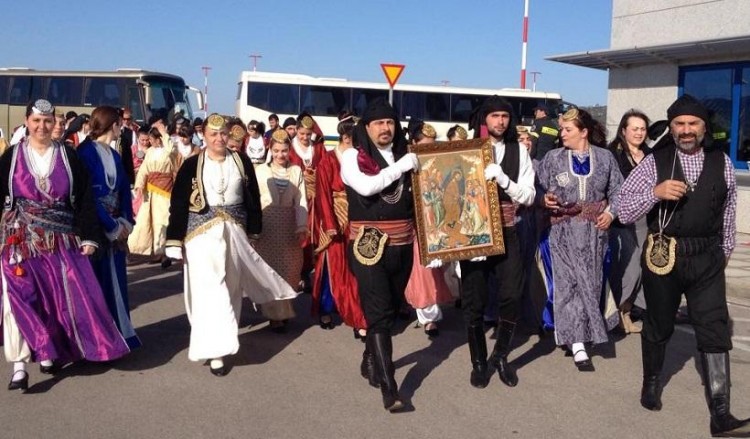 Благодатный Огонь в аэропорту Афин встретят понтийские греки