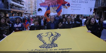 Με παλμό αλλά και μικροεπεισόδια η πορεία της αρμενικής νεολαίας στη Θεσσαλονίκη για την 102η επέτειο της Γενοκτονίας (φωτο)