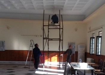 Μέλη της «Νέας Τραπεζούντας» Ελευσίνας επισκευάζουν ζημιές στο κτήριο του συλλόγου
