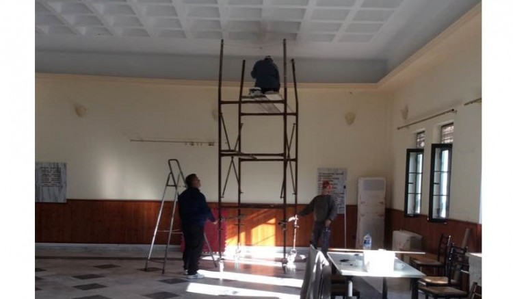 Μέλη της «Νέας Τραπεζούντας» Ελευσίνας επισκευάζουν ζημιές στο κτήριο του συλλόγου