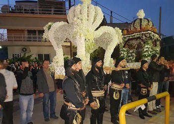 Πόντιοι με φορεσιές στην περιφορά τριών Επιταφίων στον Ασπρόπυργο (φωτο)