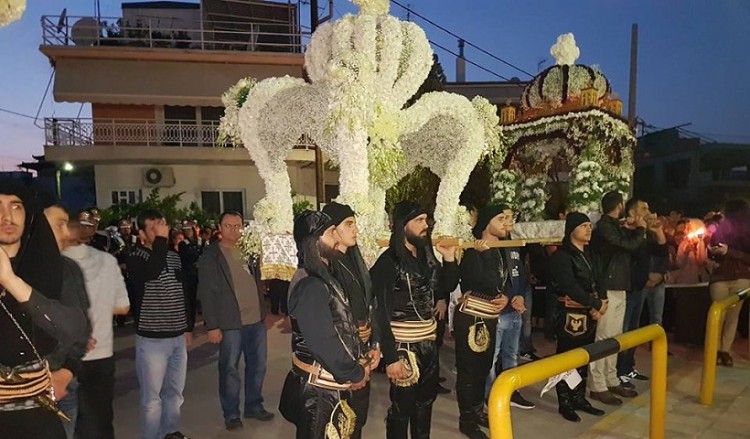 Πόντιοι με φορεσιές στην περιφορά τριών Επιταφίων στον Ασπρόπυργο (φωτο)