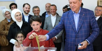 Ερντογάν: Το έθνος μας θα προχωρήσει προς το μέλλον απόψε