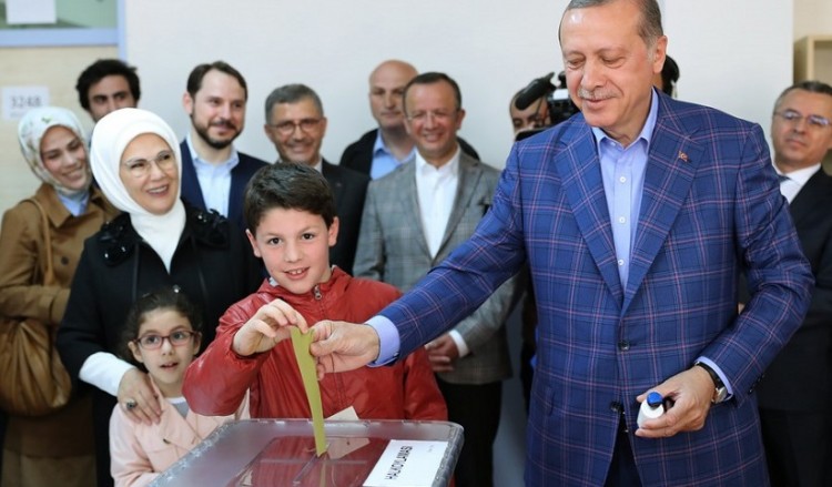 Ερντογάν: Το έθνος μας θα προχωρήσει προς το μέλλον απόψε