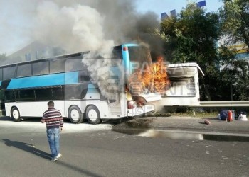 Πάτρα: Παρ’ ολίγο τραγωδία από φωτιά σε λεωφορείο που μετέφερε μαθητές (βίντεο)