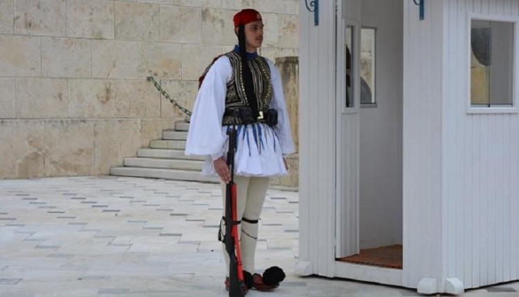Ποιος είναι ο Ελληνοαυστραλός που υπηρετεί στην Προεδρική Φρούρα