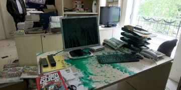 Επίθεση με μπογιές στα γραφεία της Καθημερινής στη Θεσσαλονίκη (φωτο)