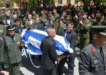 Ράγισαν καρδιές στην κηδεία του κυβερνήτη του μοιραίου ελικοπτέρου