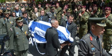 Ράγισαν καρδιές στην κηδεία του κυβερνήτη του μοιραίου ελικοπτέρου