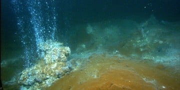 Στη Σαντορίνη το υποθαλάσσιο ηφαίστειο Κολούμπο αναπνέει! (φωτο)