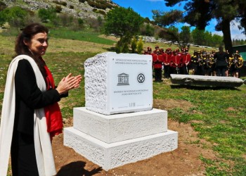 Και όμως! Τυπογραφικό λάθος στην ταμπέλα για την ένταξη των Φιλίππων στην UNESCO