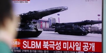 Επίδειξη δύναμης από τη Βόρεια Κορέα – Παρουσίασε βαλλιστικούς πυραύλους που εκτοξεύονται από υποβρύχια (φωτο, βίντεο)