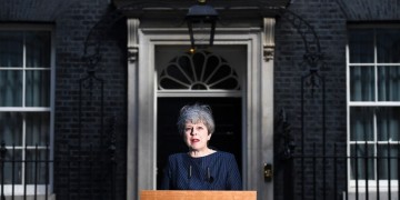 Κίνηση ματ από τη Μέι με πρόωρες εκλογές στις 8 Ιουνίου