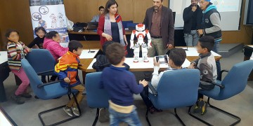 Έπαιξαν με τα ρομποτάκια προσφυγόπουλα στο Πανεπιστήμιο Μακεδονίας (φωτο)