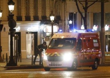 Τρόμος ξανά στο Παρίσι, μετά την επίθεση κατά αστυνομικών (βίντεο)
