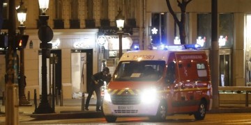 Τρόμος ξανά στο Παρίσι, μετά την επίθεση κατά αστυνομικών (βίντεο)