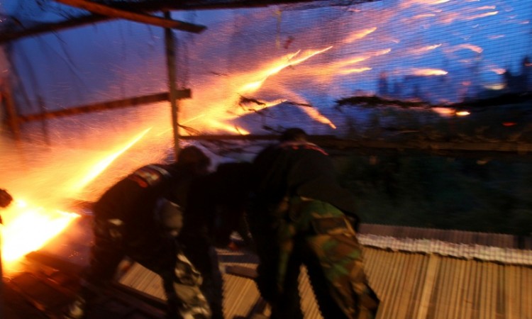 Με ρουκέτες η Ανάσταση στο Βροντάδο της Χίου (βίντεο)
