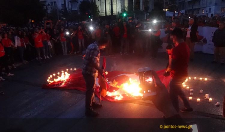 Η πρεσβεία της Τουρκίας «απαιτεί» τη σύλληψη των διαδηλωτών που έκαψαν την τουρκική σημαία στην Αθήνα