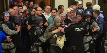 Έκρυθμη η κατάσταση στα Σκόπια - Εισβολή οπαδών του Γκρούεφσκι στη Βουλή (φωτο, βίντεο)
