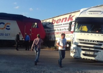 Σύγκρουση αμαξοστοιχίας με νταλίκα στην Τιθορέα