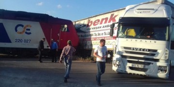 Σύγκρουση αμαξοστοιχίας με νταλίκα στην Τιθορέα