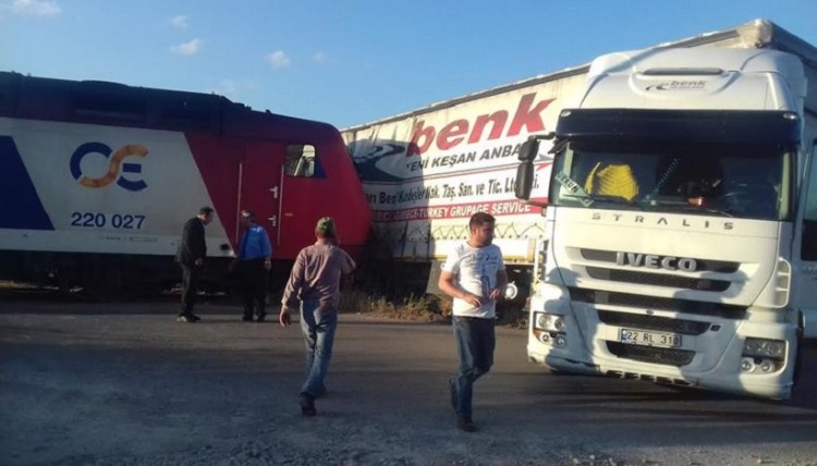 Σύγκρουση αμαξοστοιχίας με νταλίκα στην Τιθορέα