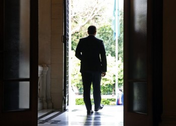 Έκτακτη σύσκεψη υπό τον Τσίπρα στο Μαξίμου για το χρηματιστηριακό κραχ