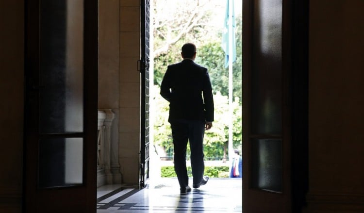Έκτακτη σύσκεψη υπό τον Τσίπρα στο Μαξίμου για το χρηματιστηριακό κραχ