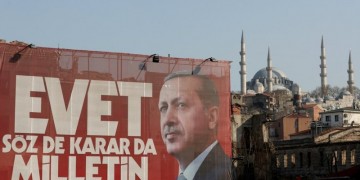 Η Τουρκία ενώπιον ενός ιστορικής σημασίας δημοψηφίσματος – Άνοιξαν οι κάλπες