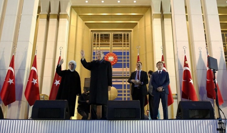 Ο Ερντογάν αρνείται πως μετατρέπεται σε δικτάτορα