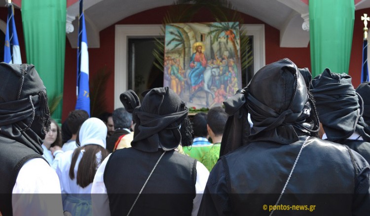Με παραδοσιακές φορεσιές οι Πόντιοι τίμησαν την Κυριακή των Βαΐων στις Αχαρνές (φωτο, βίντεο)