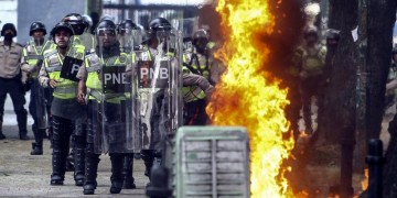 Χάος στη Βενεζουέλα – Μακραίνει ο κατάλογος των νεκρών στις αντικυβερνητικές διαδηλώσεις
