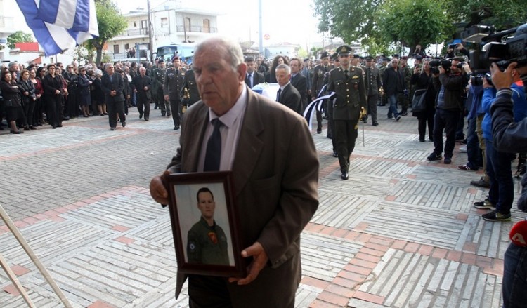 Τελευταίο αντίο και στον συγκυβερνήτη του μοιραίου ελικοπτέρου, Κώστα Χατζή