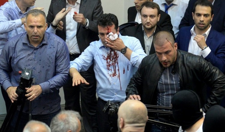 Καζάνι που βράζει τα Σκόπια: Βίαια επεισόδια και πολιτική αβεβαιότητα