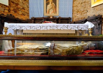Η Αγία Ελένη στέφθηκε για δεύτερη φορά αυτοκράτειρα μετά από 1.700 χρόνια (φωτο, βίντεο)