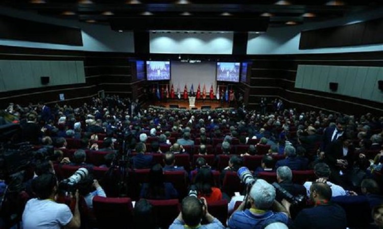 Ο Ερντογάν επιστρέφει στο ΑΚΡ μετά από 979 μέρες
