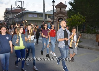 Με πυρσούς και ποντιακές λύρες η λαμπαδηφορία μνήμης στην Αλεξάνδρεια (βίντεο)